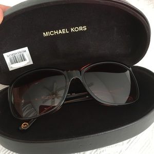 Michael Kors Claremont rose gold detailing 🕶